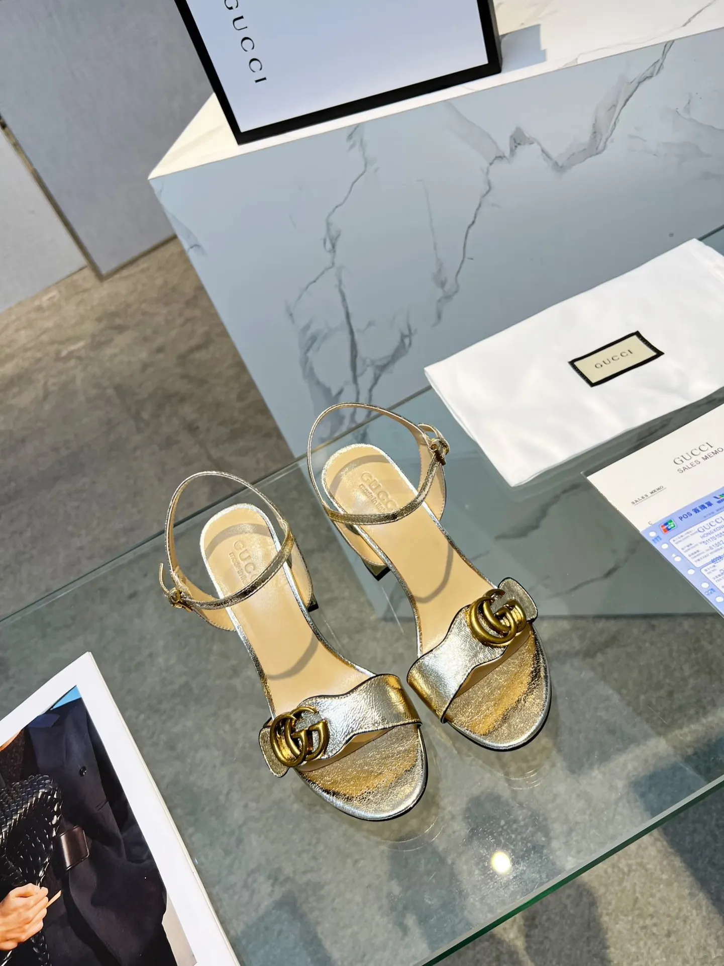 👟👟Ex-factory price 320👟👟 Gucci (GUCCI) official website 1:1 exquisite bronze buckle new summer one-line sandals. The workmanship is great and reassuring. The leather is shiny and tough. Comfortable and super comfortable to walk. It meets the actual needs of the public and is easy to control. Recommended fabric: first-layer cowhide lining/feet: sheepskin 🐑 rubber outsole. Heel height: 8cm. Color: gold, light gold, black, white, red, apricot. Size: 34-39 (sizes 40 and 41 need to be customized). Comes with receipt.